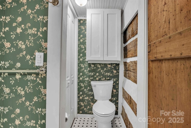 189 Woodstock Dr, West Jefferson, NC 28694 - bathroom featuring toilet and wallpapered walls