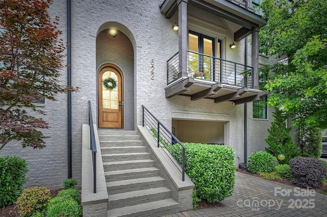 622 Mattie Rose Ln, Charlotte, NC 28204 - property entrance featuring a balcony and stucco siding