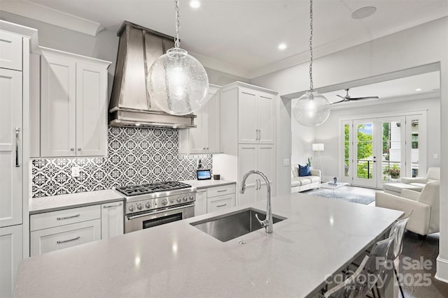 622 Mattie Rose Ln, Charlotte, NC 28204 - kitchen featuring stainless steel stove, open floor plan, a ceiling fan, white cabinetry, and crown molding
