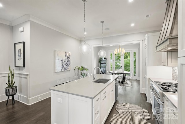 622 Mattie Rose Ln, Charlotte, NC 28204 - kitchen with appliances with stainless steel finishes, dark wood-style floors, a center island with sink, light countertops, and white cabinetry