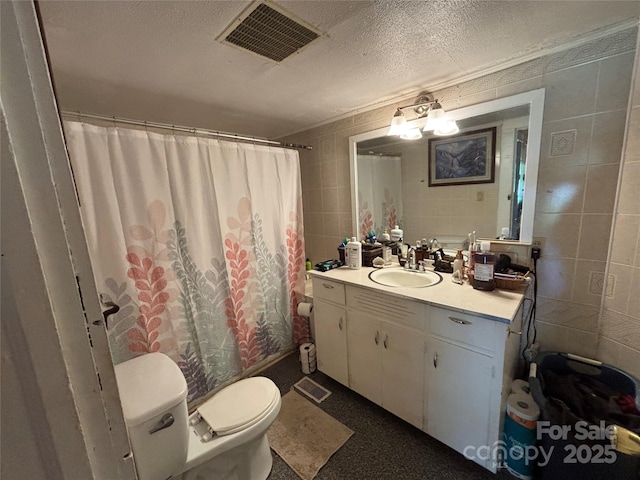 4059 10th Avenue Dr SW, Hickory, NC 28602 - full bath featuring tile walls, vanity, a textured ceiling, and a shower with shower curtain