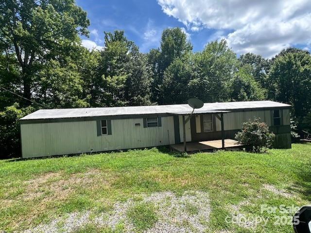 1545 Fairway Acres Dr, Lenoir, NC 28645 - view of front of house with a front yard
