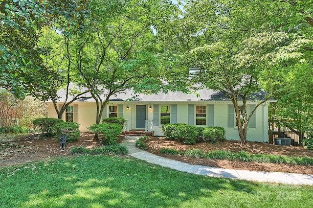 6150 Rocky Falls Rd, Charlotte, NC 28211 - ranch-style house with a front lawn