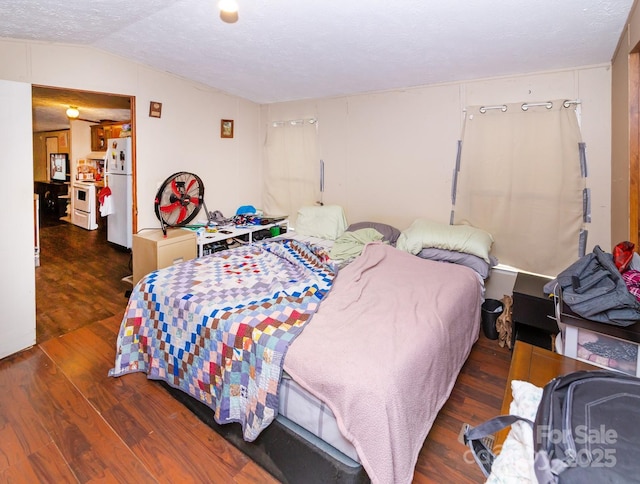 401 Webb Church Rd, Ellenboro, NC 28040 - bedroom featuring wood finished floors, freestanding refrigerator, and vaulted ceiling