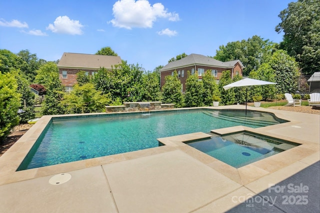 7903 Tottenham Ct, Waxhaw, NC 28173 - view of swimming pool featuring a patio and a pool with connected hot tub