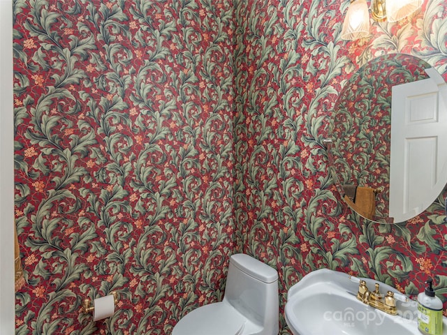 1 Hickory Rdg, Fletcher, NC 28732 - half bath featuring wallpapered walls