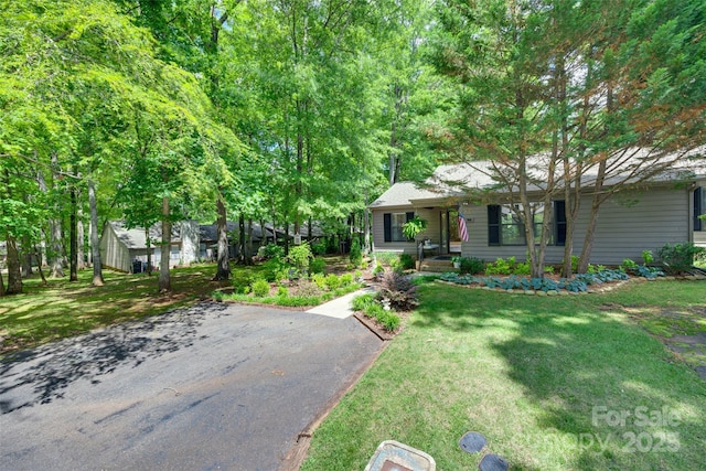 353 Tall Oaks Trl, Fort Mill, SC 29715 - view of front of home with a front lawn and asphalt driveway