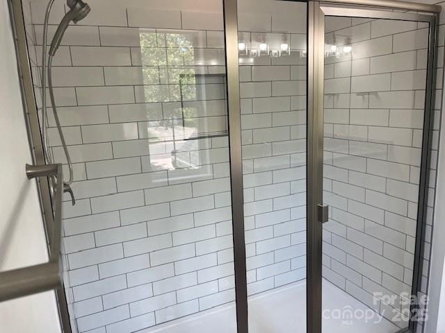 11021 Scrimshaw Ln, Charlotte, NC 28215 - full bath featuring a tile shower