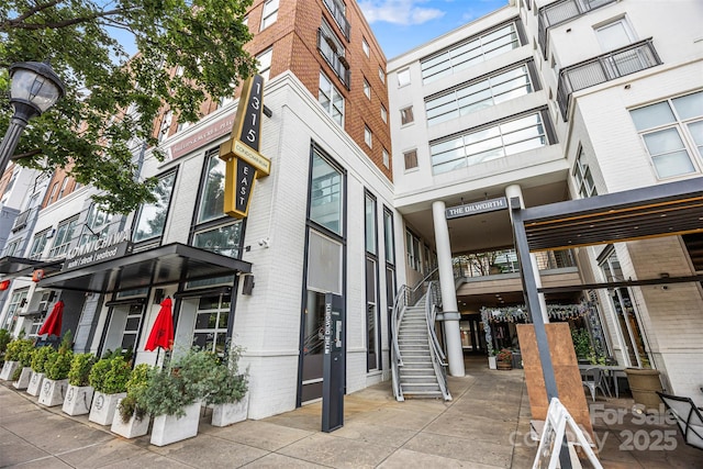 1315 E Blvd Unit 321, Charlotte, NC 28203 - view of property featuring stairway