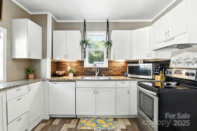 840 10th Street Blvd NW, Hickory, NC 28601 - kitchen featuring stainless steel appliances, under cabinet range hood, a textured ceiling, backsplash, and crown molding