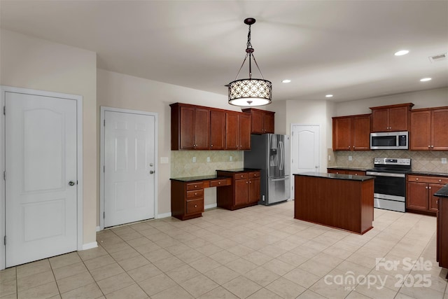 11538 Ardrey Crest Dr, Charlotte, NC 28277 - kitchen featuring stainless steel appliances, dark countertops, backsplash, a kitchen island, and recessed lighting