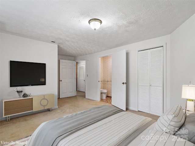244 Carl Fox Rd, Burnsville, NC 28714 - bedroom featuring carpet flooring, a closet, ensuite bathroom, and a textured ceiling