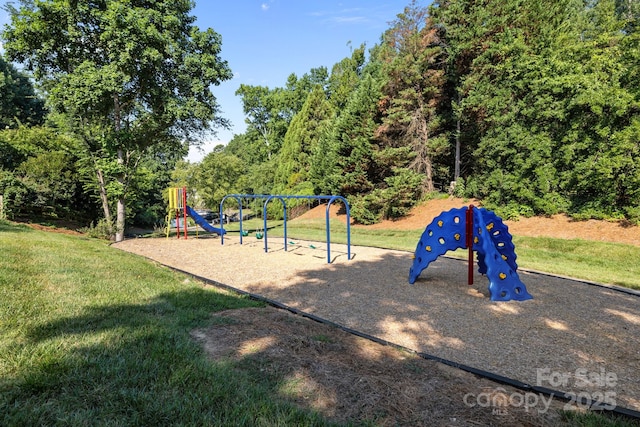 13934 Kings Carriage Ln, Charlotte, NC 28278 - community play area featuring a yard