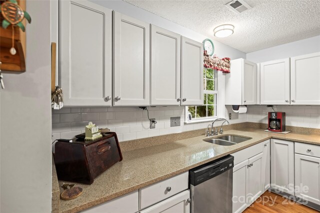 171 Highland Woods Ct, Denver, NC 28037 - kitchen with stainless steel dishwasher, tasteful backsplash, white cabinets, and a textured ceiling