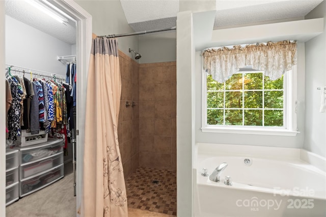171 Highland Woods Ct, Denver, NC 28037 - full bath with tiled shower, a garden tub, a textured ceiling, and a spacious closet