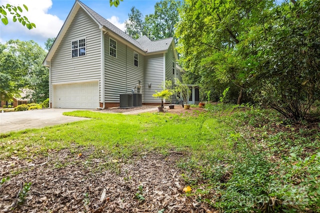 171 Highland Woods Ct, Denver, NC 28037 - view of property exterior featuring an attached garage, driveway, a lawn, and a shingled roof