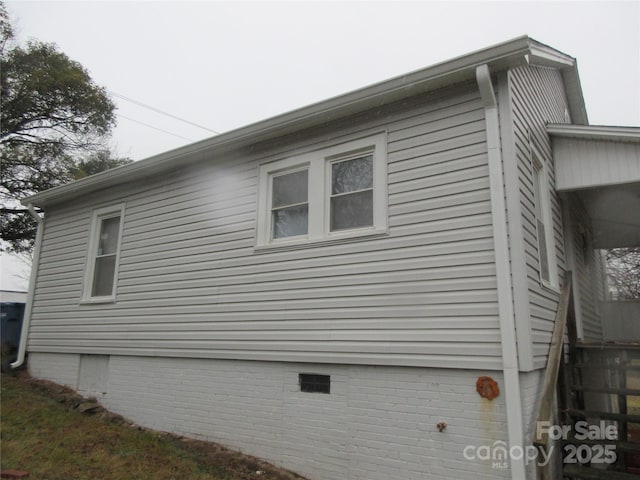 1110 20th St NE, Hickory, NC 28601 - view of side of home featuring crawl space