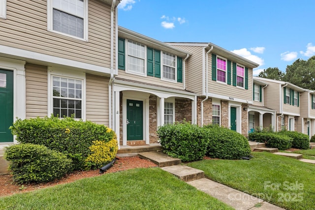 9606 Vinca Cir Unit E, Charlotte, NC 28213 - multi unit property featuring a front yard