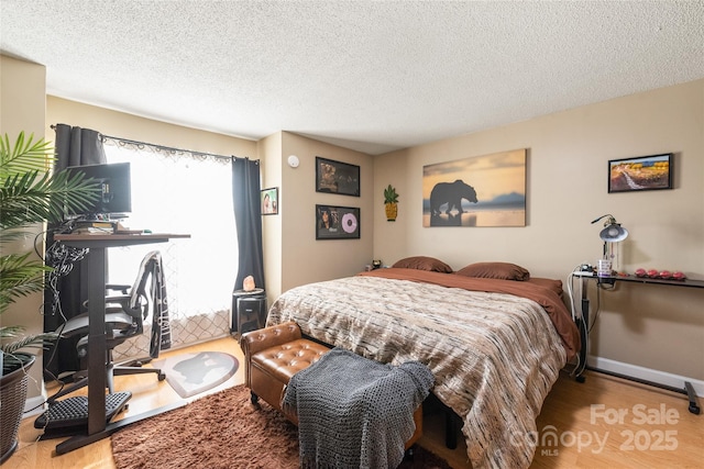 11069 Running Ridge Rd, Charlotte, NC 28226 - bedroom with wood finished floors and a textured ceiling
