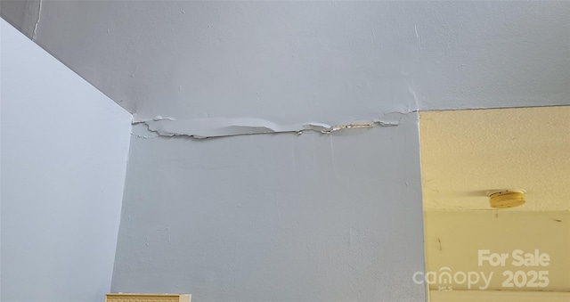 7705 Stone Canyon Ln, Charlotte, NC 28227 - detailed view of a smoke detector