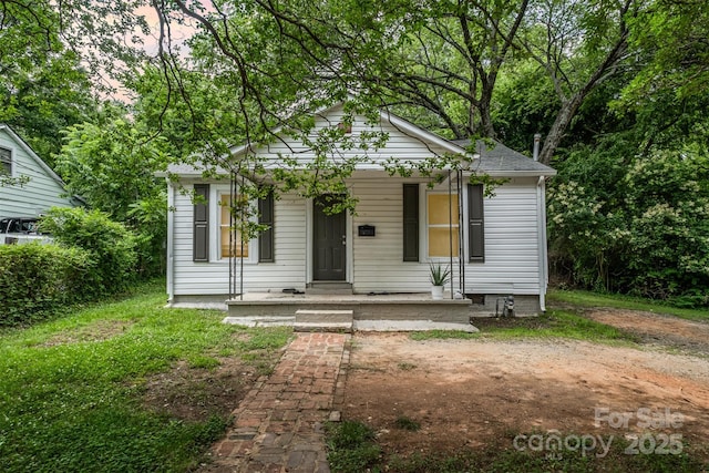 822 Cantwell St, Charlotte, NC 28208 - bungalow-style home featuring covered porch