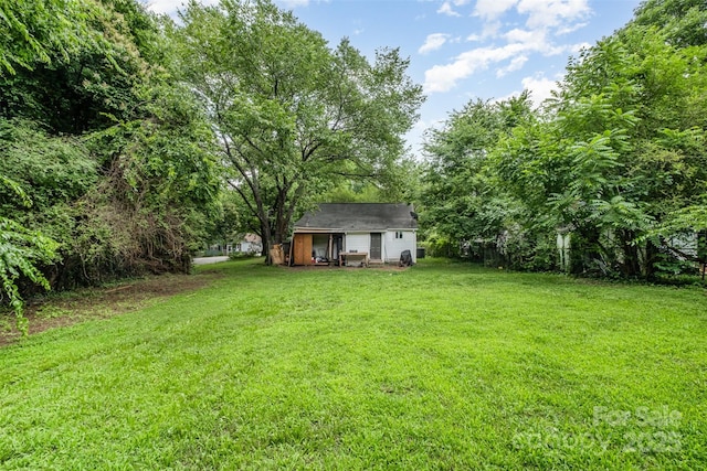 822 Cantwell St, Charlotte, NC 28208 - view of green lawn featuring an outdoor structure