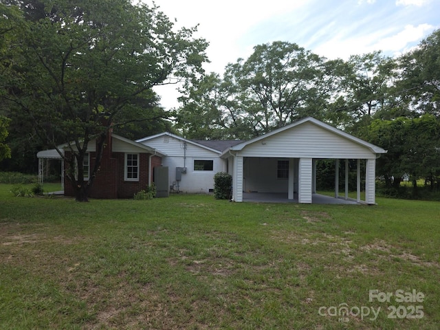 6820 Butterfly Ln, Kershaw, SC 29067 - rear view of property featuring a yard and an attached carport