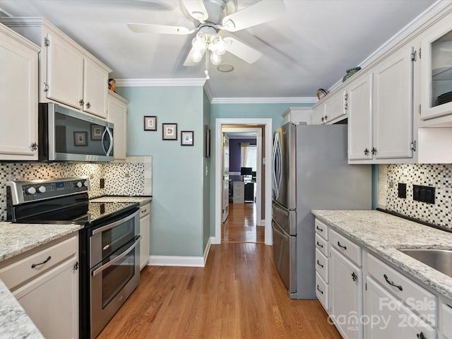 7139 Powder Mill Pl, Charlotte, NC 28277 - kitchen with stainless steel appliances, ceiling fan, light wood-type flooring, tasteful backsplash, and crown molding