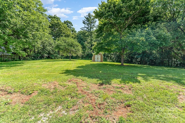 9410 Mountain Aire Cir, Charlotte, NC 28214 - view of grassy yard with a shed