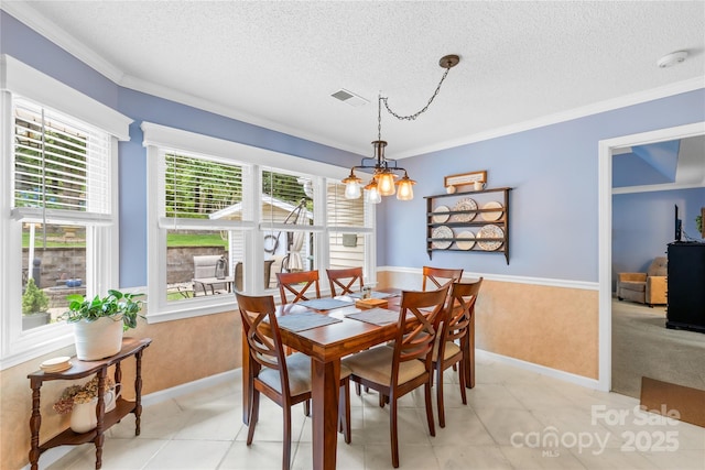 4313 Wynborough Ln, Charlotte, NC 28269 - dining room featuring ornamental molding, a chandelier, and a textured ceiling