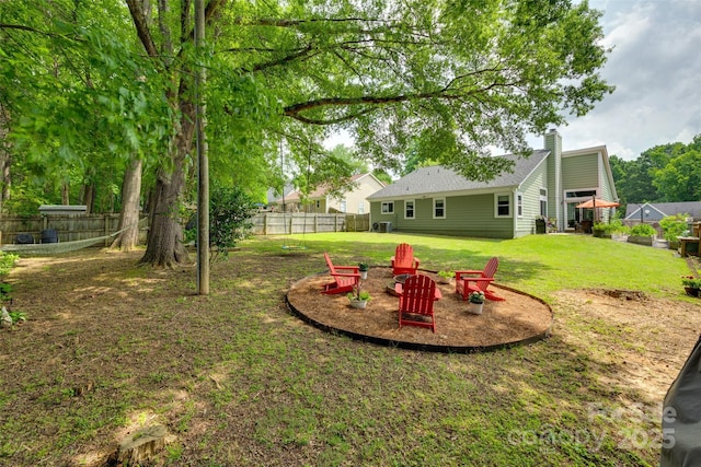 11615 Chadburn Ln, Charlotte, NC 28215 - fenced backyard featuring a fire pit