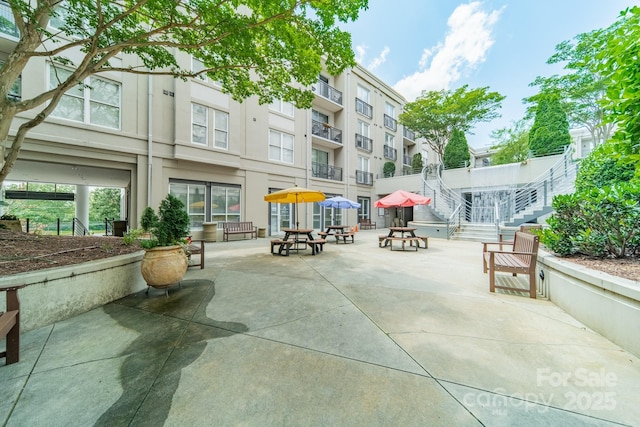 1315 E Blvd Unit 327, Charlotte, NC 28203 - surrounding community featuring a patio area