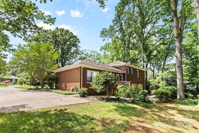 1024 Regency Dr, Charlotte, NC 28211 - split level home featuring brick siding and a front lawn