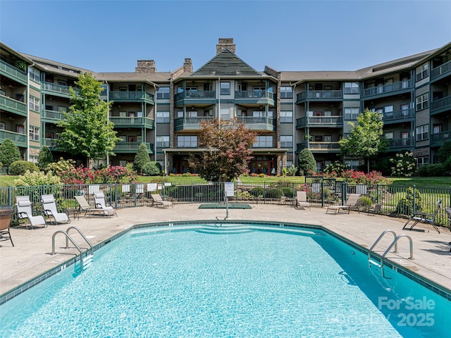 9 Kenilworth Knl, Asheville, NC 28805 - community pool with a patio area