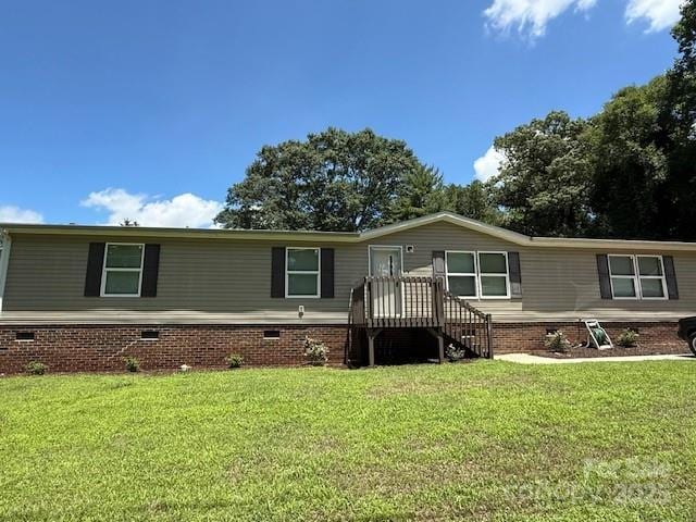 2418 6th Ave SW, Hickory, NC 28602 - manufactured / mobile home featuring a front lawn and crawl space