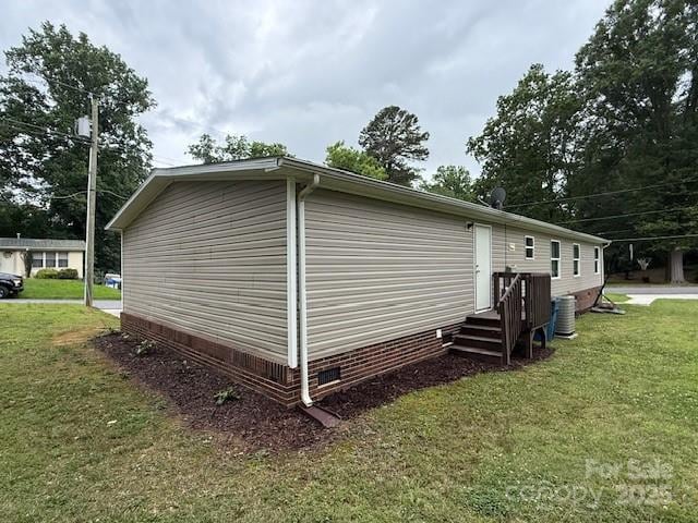 2418 6th Ave SW, Hickory, NC 28602 - view of side of property featuring a lawn and crawl space