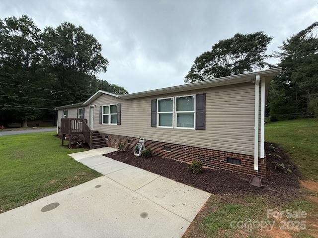 2418 6th Ave SW, Hickory, NC 28602 - manufactured / mobile home featuring crawl space and a front yard