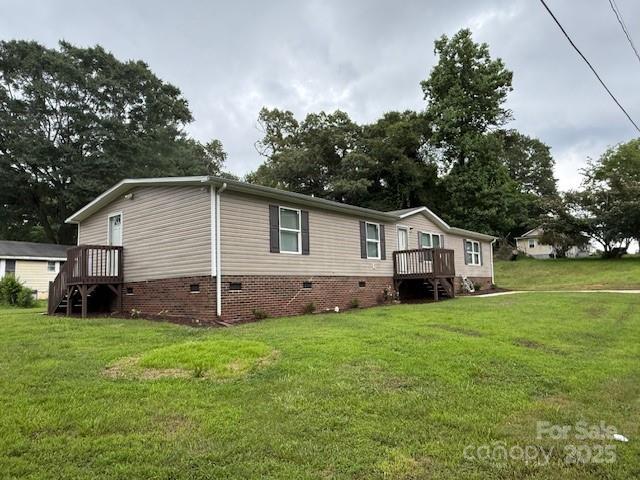 2418 6th Ave SW, Hickory, NC 28602 - manufactured / mobile home featuring crawl space, a front yard, and a deck