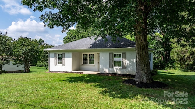 921 Spencer Rd NE, Conover, NC 28613 - view of front facade with stucco siding, a front lawn, and roof with shingles