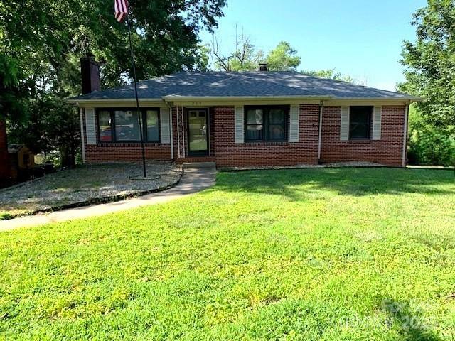 209 8th Ave NW, Hickory, NC 28601 - single story home featuring a chimney, a front yard, and brick siding