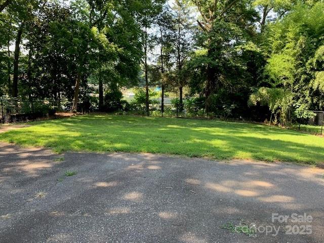 209 8th Ave NW, Hickory, NC 28601 - view of grassy yard
