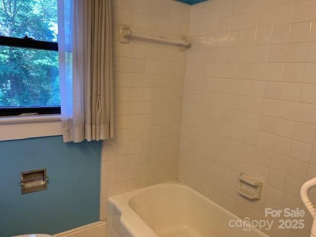 209 8th Ave NW, Hickory, NC 28601 - bathroom featuring bathtub / shower combination