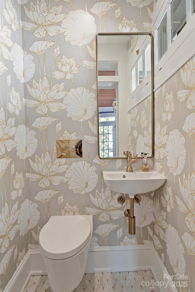 726 E Kingston Ave, Charlotte, NC 28203 - half bathroom featuring wallpapered walls