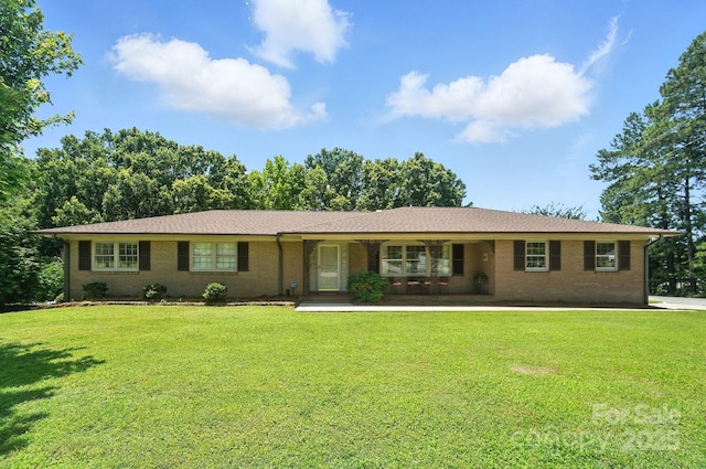 900 Nance St, Kannapolis, NC 28083 - ranch-style home with a front lawn and brick siding