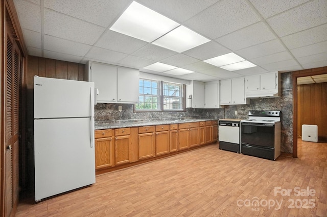 900 Nance St, Kannapolis, NC 28083 - kitchen with white appliances, under cabinet range hood, a drop ceiling, light wood-type flooring, and backsplash