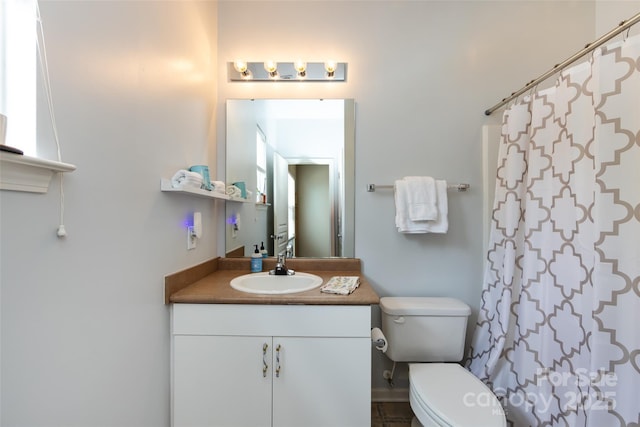 432 W Worthington Ave, Charlotte, NC 28203 - full bath featuring vanity and a shower with curtain