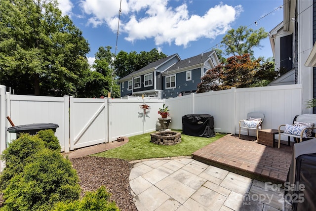 432 W Worthington Ave, Charlotte, NC 28203 - fenced backyard with a patio, a gate, and an outdoor living space