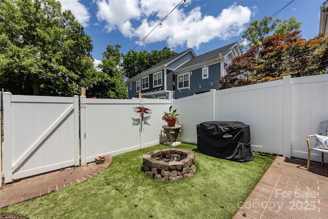432 W Worthington Ave, Charlotte, NC 28203 - fenced backyard with a fire pit and a gate