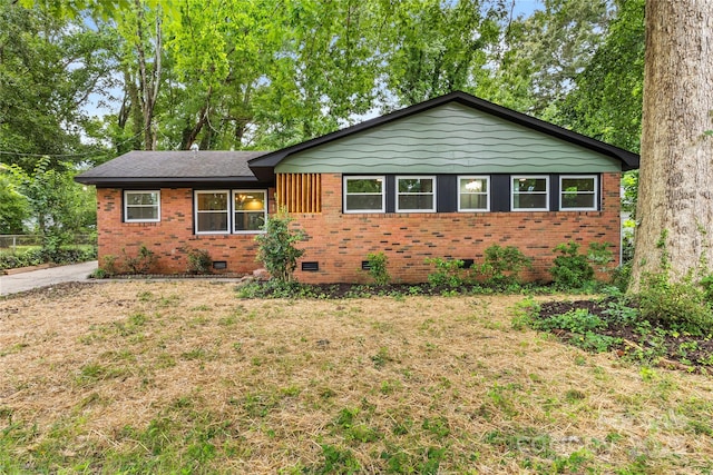 5320 Kildare Dr, Charlotte, NC 28215 - ranch-style home featuring crawl space, brick siding, and a front lawn