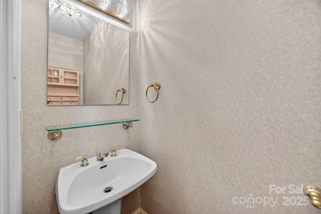 803 Woodmoore Ln, Kannapolis, NC 28081 - bathroom featuring a sink